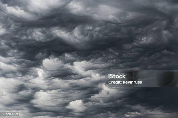 Scure Nubi Di Tempesta - Fotografie stock e altre immagini di Rotolare - Rotolare, Nube temporalesca, Grigio