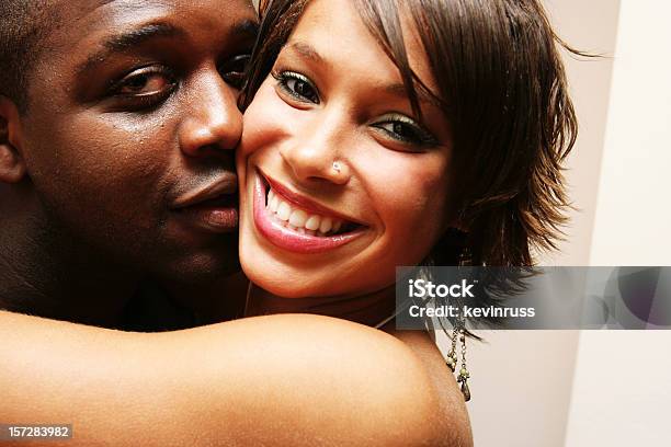 幸せな若いカップルのキス - アメリカ文化のストックフォトや画像を多数ご用意 - アメリカ文化, カジュアルウェア, カップル