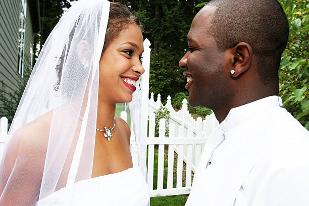 花嫁と花婿の笑顔で - wedding black american culture bride ストックフォトと画像