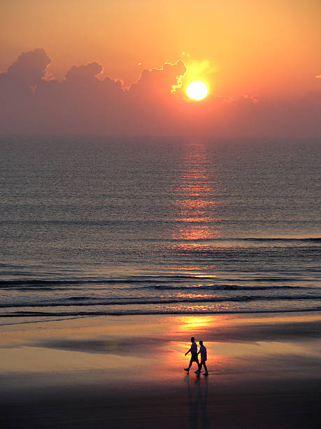 caminhada ao nascer do sol - sunrise beach couple hiking - fotografias e filmes do acervo