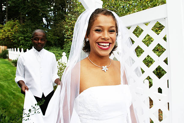 保持、新郎新婦様のウェディングドレスの鉄道 - wedding black american culture bride ストックフォトと画像