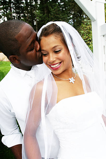 noiva noivo dar um beijo na bochecha - wedding african descent american culture bride - fotografias e filmes do acervo