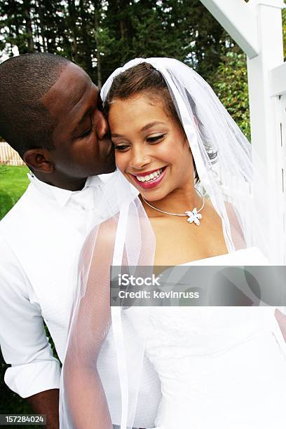 Noivo Com Noiva Um Beijo Na Cara - Fotografias de stock e mais imagens de Casamento - Casamento, Origem Africana, Casal