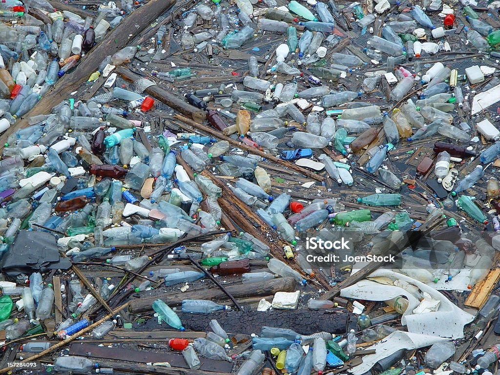 Kunststoff-Flaschen Umweltverschmutzung Abfall und Müll in schmutziges Wasser Rumänien - Lizenzfrei Fluss Stock-Foto