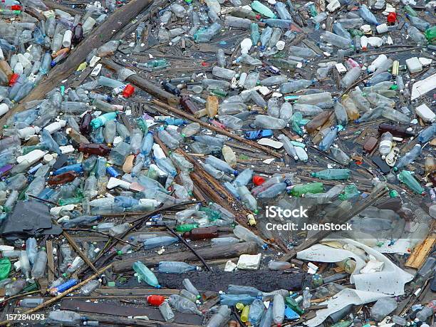 Bottiglie Di Plastica Inquinamento Dei Rifiuti E Spazzatura In Acqua Sporca In Romania - Fotografie stock e altre immagini di Fiume