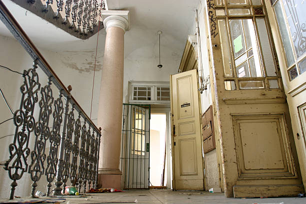 puste mieszkanie block - prague old door house zdjęcia i obrazy z banku zdjęć