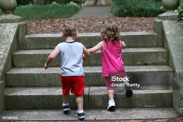 Hände Halten Klettert Treppe Stockfoto und mehr Bilder von Berühren - Berühren, Bruder, Familie