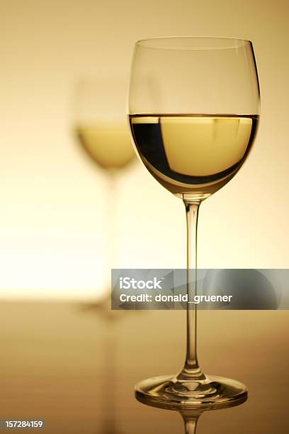 Photo libre de droit de Deux Verres De Vin Blanc Avec Un Éclairage Spectaculaire banque d'images et plus d'images libres de droit de Alcool