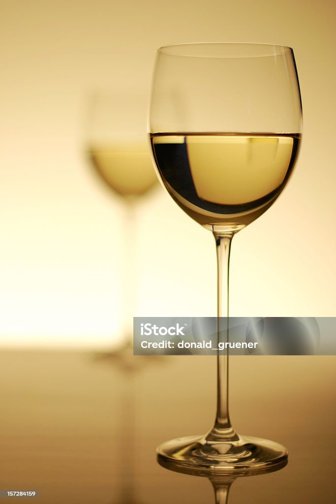 Due bicchieri di vino bianco con illuminazione drammatica - Foto stock royalty-free di Alchol