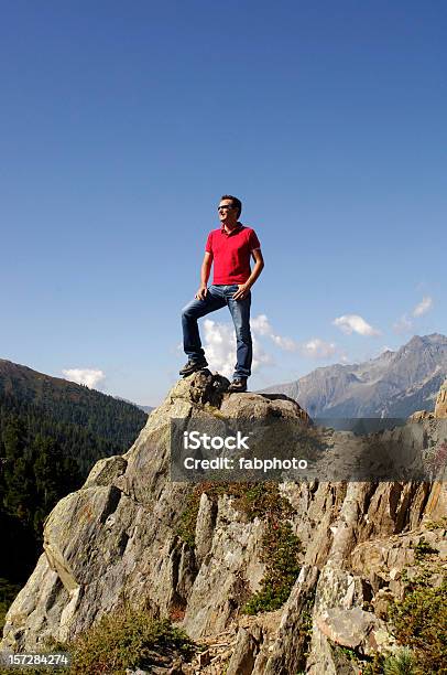 Foto de No Topo e mais fotos de stock de Adulto - Adulto, Alpes europeus, Andar