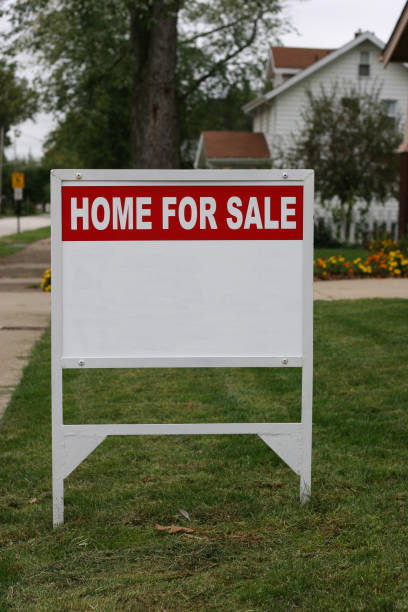 istock Home For Sale Sign Vertical 157284324