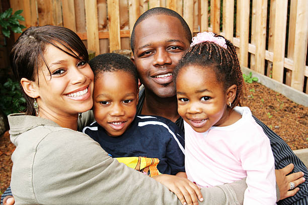 Casal Jovem com dois Little Kids - fotografia de stock