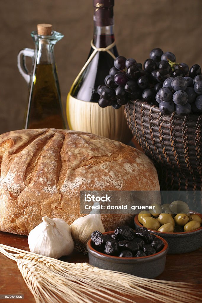 Italienische Stilleben mit Wein, Brot, Trauben, Oliven und Knoblauch & - Lizenzfrei Essig Stock-Foto