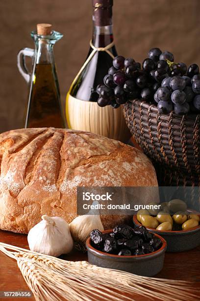 Italienische Stilleben Mit Wein Brot Trauben Oliven Und Knoblauch Stockfoto und mehr Bilder von Essig