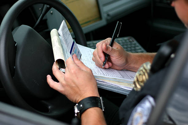 policjant pisanie bilet 2 - traffic cop obrazy zdjęcia i obrazy z banku zdjęć