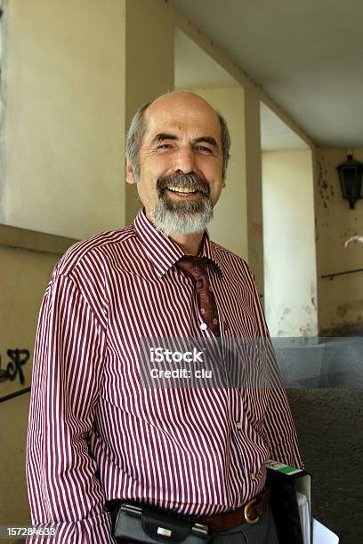 Sabio Hombre Senior Sonriendo Al Aire Libre Foto de stock y más banco de imágenes de Filósofo - Filósofo, Retrato, Acuerdo