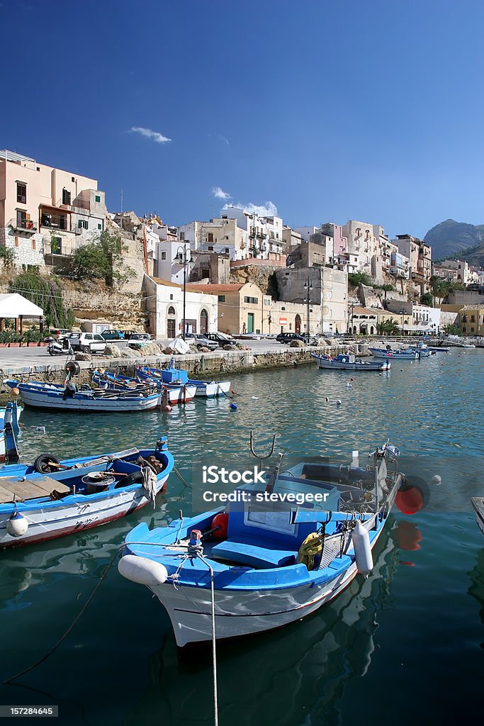 Fischerboot im sizilianischen Harbor - Lizenzfrei Bucht Stock-Foto