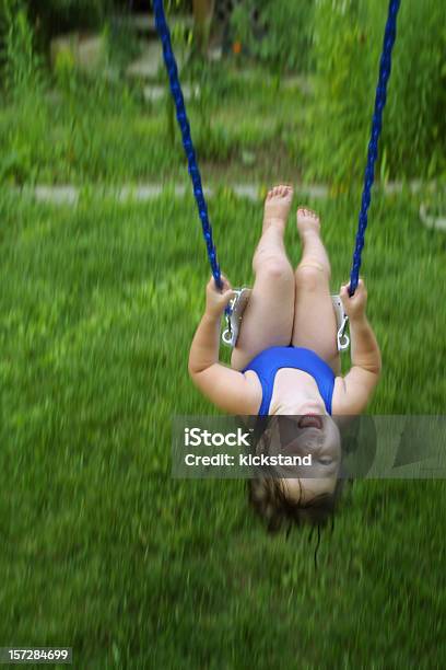 Dziewczyna Na Swing - zdjęcia stockowe i więcej obrazów Dzieciństwo - Dzieciństwo, Dziecko, Dziewczyny