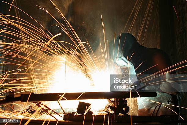 Constructor En El Trabajo Foto de stock y más banco de imágenes de Metal - Metal, Sulfato ferroso, Reparar