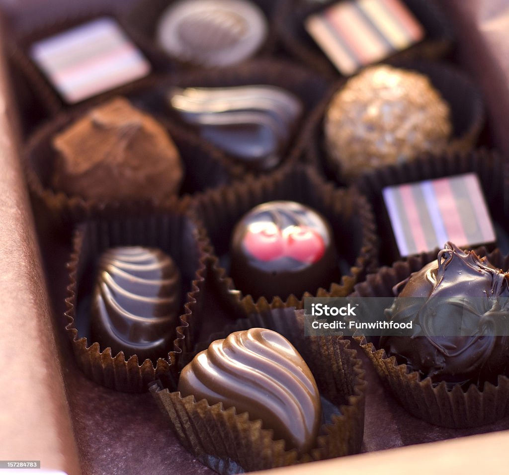 초콜릿 사탕 밸런타인데이 디저트, 고급 송로버섯 선물함 - 로열티 프리 상자 스톡 사진