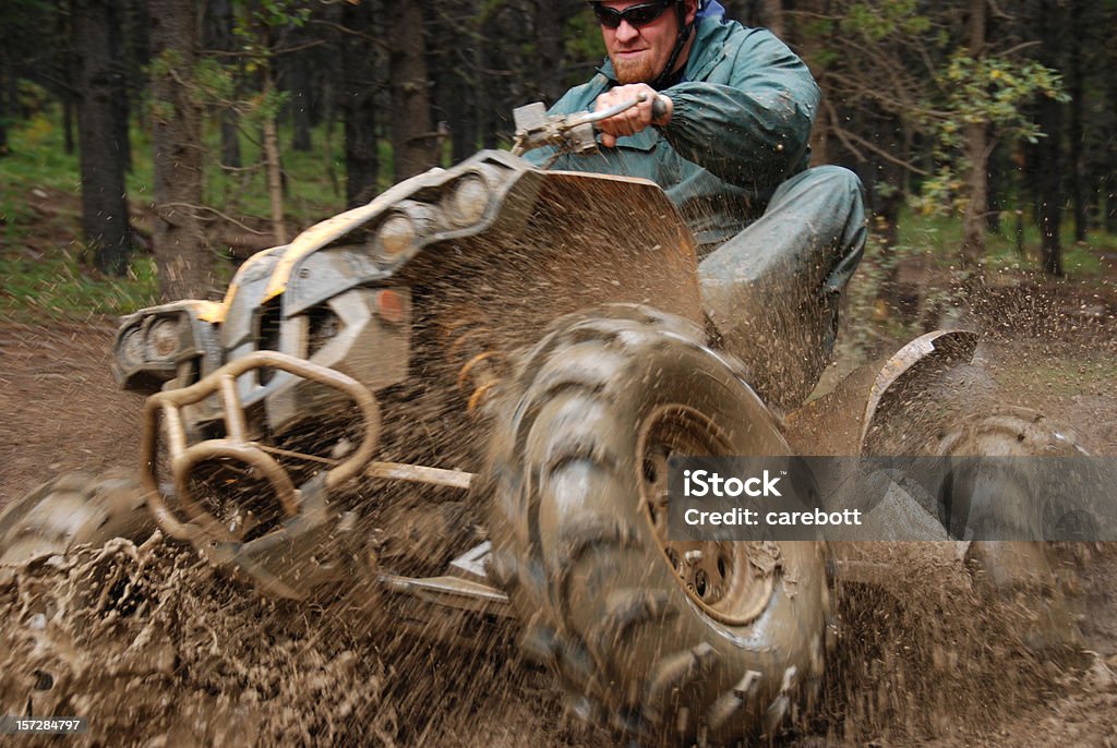 Homme dans la boue pour une chambre pour quatre - Photo de Voiture tout-terrain libre de droits