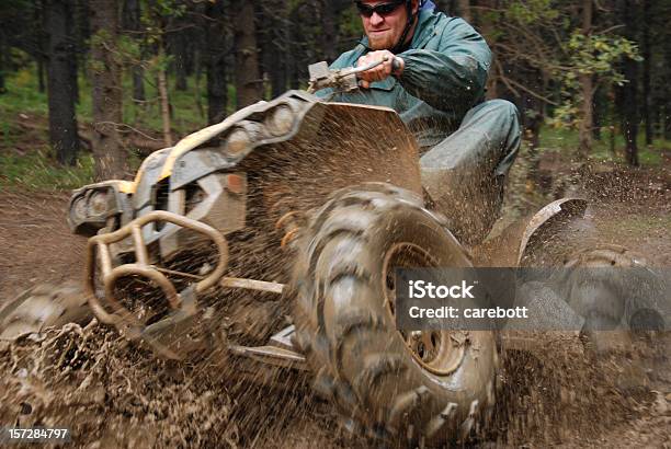 Foto de Homem Na Lama Em Quad e mais fotos de stock de Veículo todo-terreno - Veículo todo-terreno, Bicicleta de Quatro Lugares, Lama