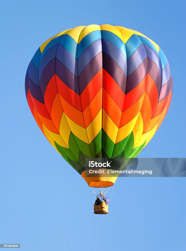 Coloridos globos de aire caliente aislada sobre un fondo azul cielo - Foto de stock de Globo aerostático libre de derechos