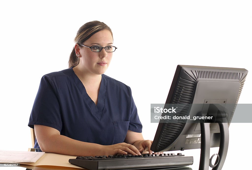 Junge weibliche Krankenschwester Arbeiten am Computer-Arbeitsplatz - Lizenzfrei Akte Stock-Foto