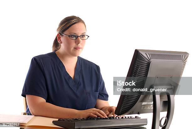 Junge Weibliche Krankenschwester Arbeiten Am Computerarbeitsplatz Stockfoto und mehr Bilder von Akte