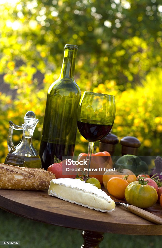 Queijo, vinho francês, frutas, legumes e pão & piquenique Gourmet de comida ao ar livre - Foto de stock de Azeite royalty-free