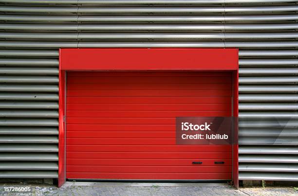Porta Di Metallo Rosso E Lamiera Ondulata Di Garage Berlino Germania - Fotografie stock e altre immagini di Rosso