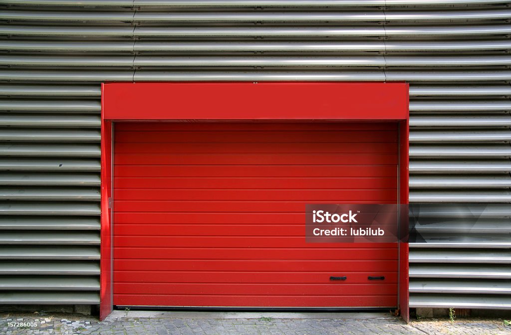 レッド金属製ドアとコルゲーテッドアイロン場、ドイツのベルリンにある - 赤のロイヤリティフリーストックフォト