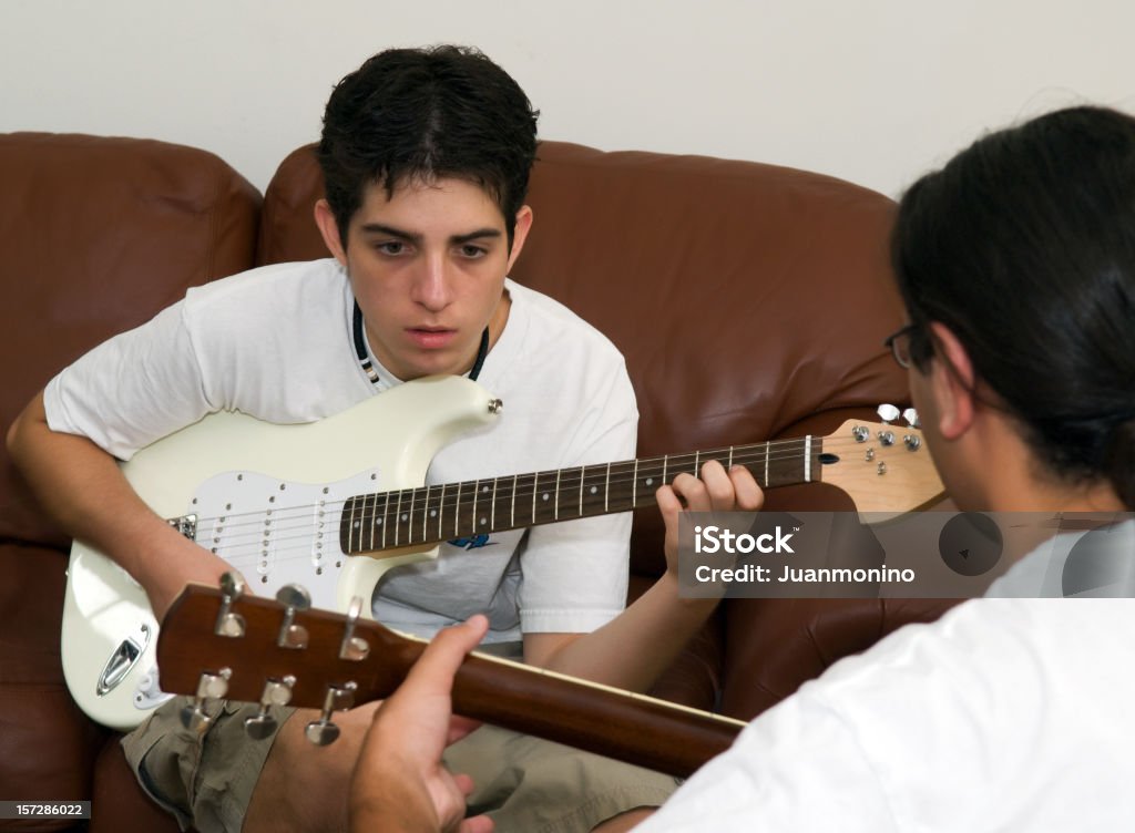 Guitarra de aprendizagem - Royalty-free Amador Foto de stock