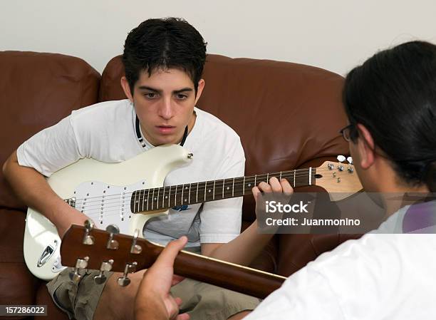 Guitarra De Aprendizagem - Fotografias de stock e mais imagens de Amador - Amador, Música, 16-17 Anos