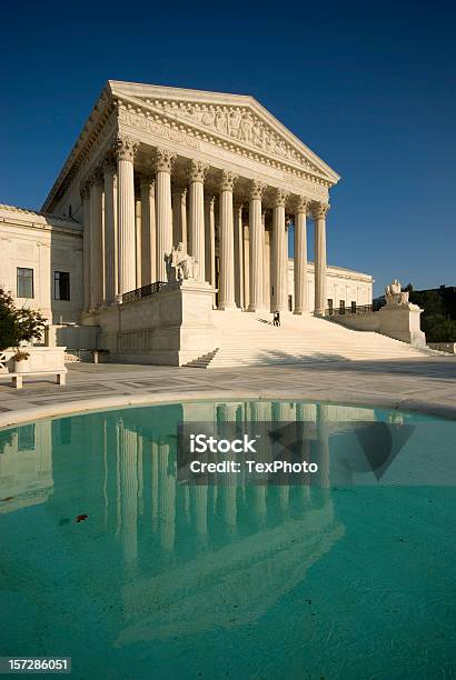 Corte Suprema Riflesso - Fotografie stock e altre immagini di Capitali internazionali - Capitali internazionali, Colonna architettonica, Composizione verticale