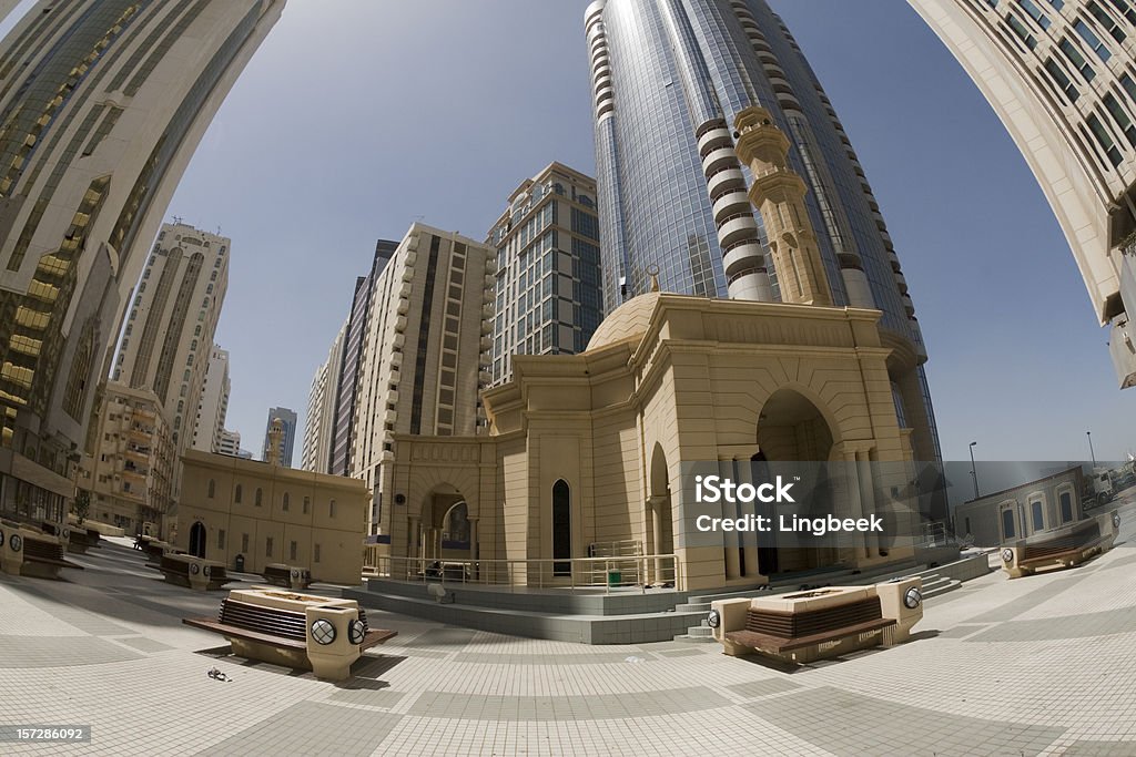 Mezquita de Abu Dhabi y la arquitectura moderna - Foto de stock de Abu Dabi libre de derechos
