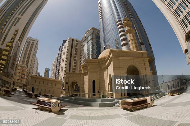 Abu Dhabi Mesquita E Moderna Arquitetura - Fotografias de stock e mais imagens de Abu Dhabi - Abu Dhabi, Alto - Descrição Física, Arquitetura