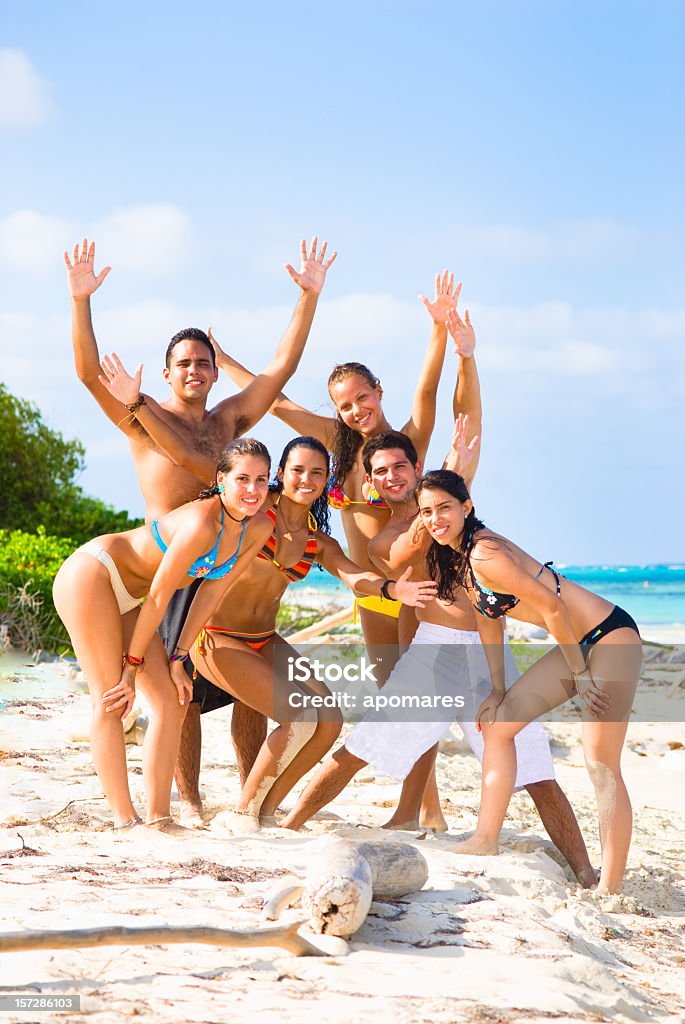 Junge Menschen in den Strand - Lizenzfrei Freundschaft Stock-Foto