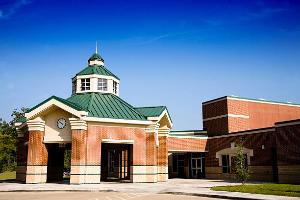 istruzione: anteriore della scuola elementare. vuoto, non le persone. rotunda. - school secondary school building building exterior high school foto e immagini stock