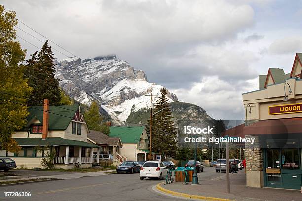 Foto de Cidade De Banff e mais fotos de stock de Alberta - Alberta, Aldeia, Banff