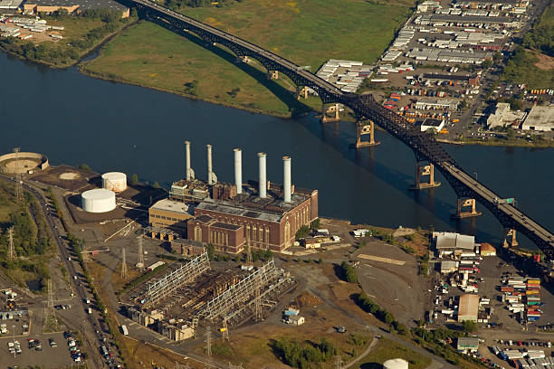 vue aérienne de la centrale électrique - new jersey industrial district newark harbor photos et images de collection