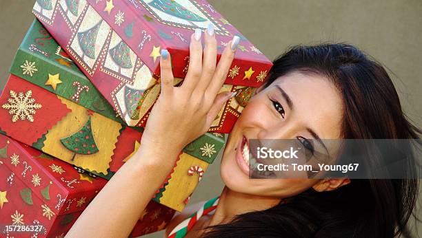 Regali Di Natale - Fotografie stock e altre immagini di 20-24 anni - 20-24 anni, Adulto, Amore
