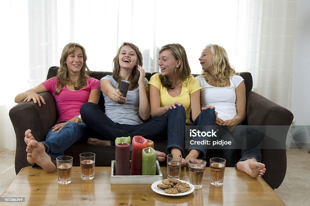 Felice ragazze guardando la televisione - Foto stock royalty-free di Amicizia