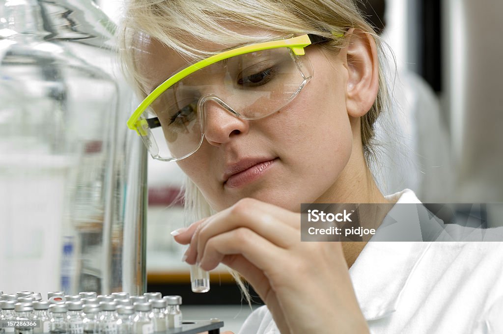 Científicos en el trabajo en laboratorio - Foto de stock de Científico libre de derechos