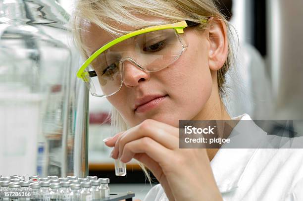 Científicos En El Trabajo En Laboratorio Foto de stock y más banco de imágenes de Científico - Científico, Investigación, Maquinaria