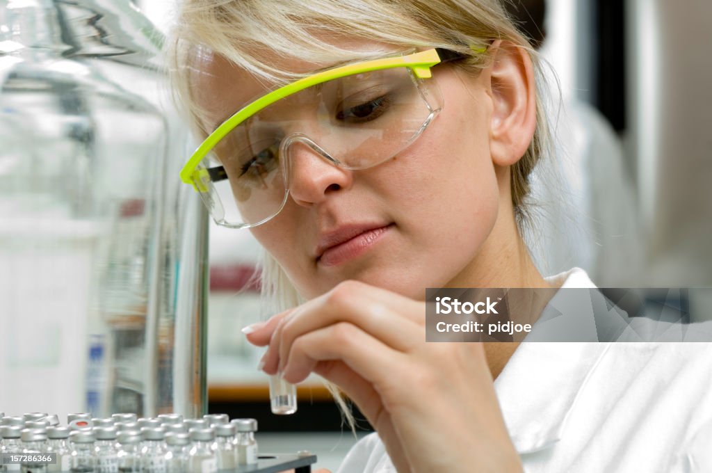 Scienziato al lavoro in laboratorio - Foto stock royalty-free di Capelli biondi