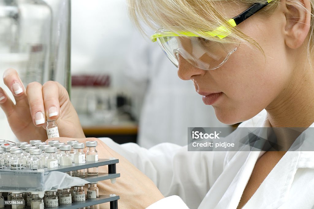 Scienziato in laboratorio al lavoro - Foto stock royalty-free di Adulto