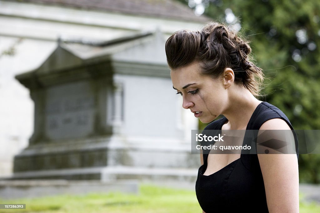 Brunette jeune femme Mourning au cimetière, espace de copie - Photo de Funérailles libre de droits