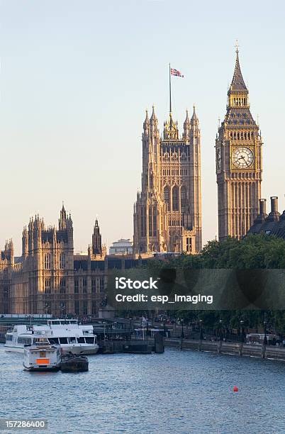 Fiume Tamigi Il Big Ben E Il Parlamento A Londra - Fotografie stock e altre immagini di Parlamento britannico - Parlamento britannico, Acqua, Architettura