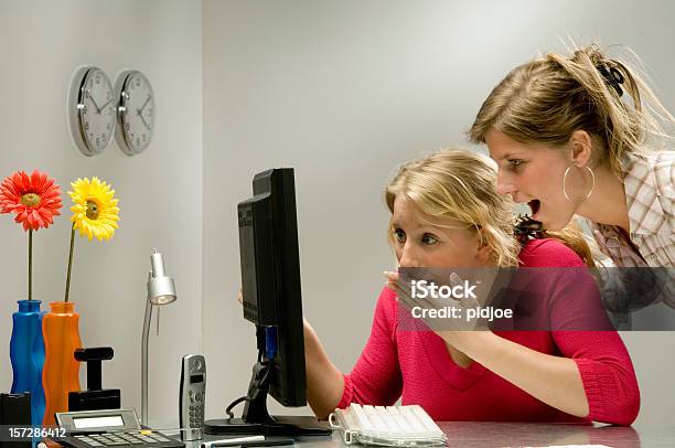 Foto de Olhar O Pc Monitor De Escritório e mais fotos de stock de Amarelo - Amarelo, Arquivista, Cabelo Louro